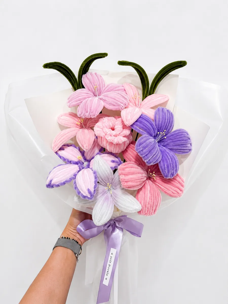 The Lilac Crush bouquet held in hand